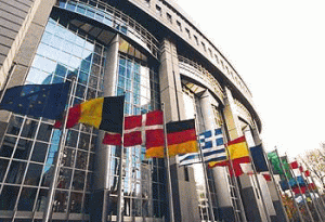 Bild von großem Gebäude mit diversen europäischen Nationalflaggen davor