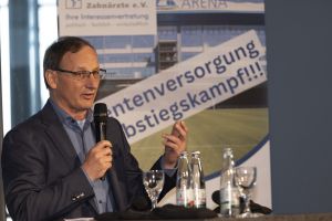 Zahnärzteprotest auf Schalke: Wieland Dietrich am Mikrofon