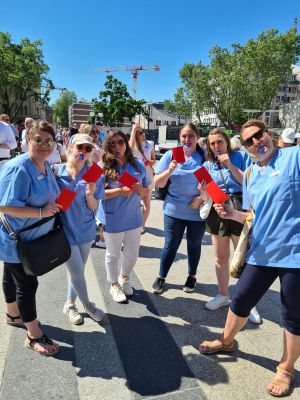 Teilnehmer mit roten Karten beim Protest in Köln im Juni 23