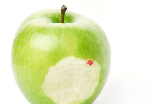 grüner Apfel mit rotem Blut