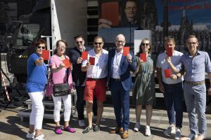 Die Initiatoren halten rote Karten hoch - Protest am Dom