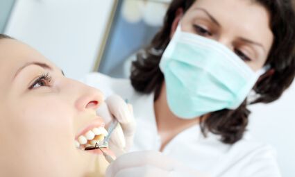 Zahnärztin an Patientin