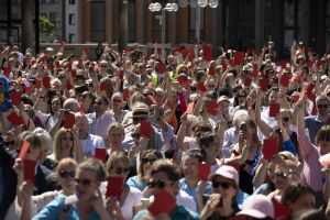 viele Protestierende halten rote Karten hoch in Köln im Juni 23
