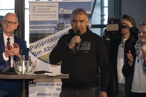 Zahnärzteprotest auf Schalke: Oktay Sunkur am Mikrofon