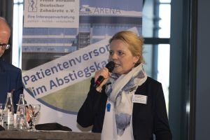 Zahnärzteprotest auf Schalke: Patrizia Wachter am Mikrofon