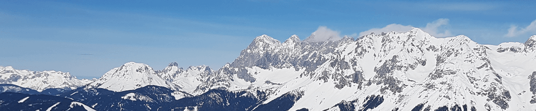 Skipiste in Schladming mit Bergpanorama 