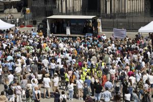 Blick in die Menge - Protest am Dom