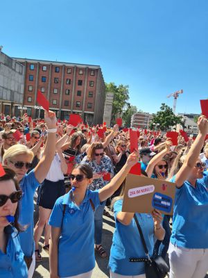 viele Protestierende halten rote Karten hoch in Köln im Juni 23