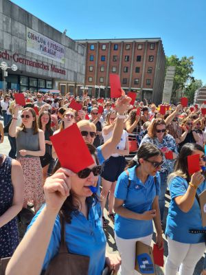 viele Protestierende halten rote Karten hoch in Köln im Juni 23